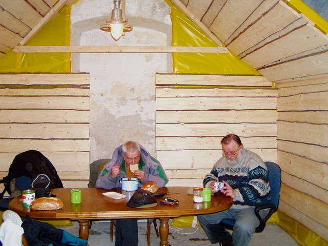 bp_tn_zimowa chata w jednym z pomieszczen wiezy w budowie.JPG
